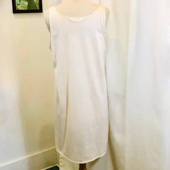 Hanro of Switzerland Short Nightgown in Blush Pink - Picture 3 of 8